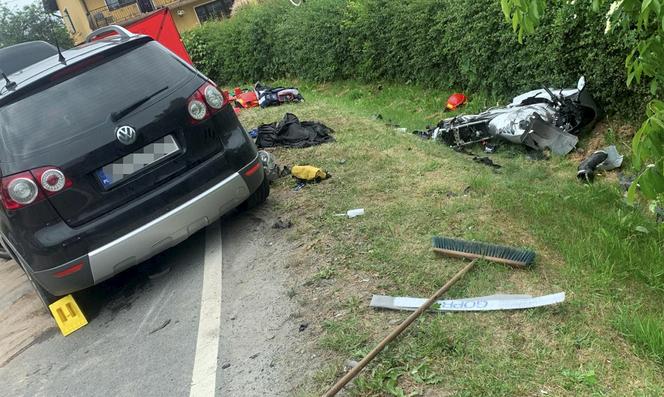 Makabryczny wypadek pod Brzeskiem. 29-letni motocyklista wbił się pod volkswagena. Nie żyje [ZDJĘCIA]