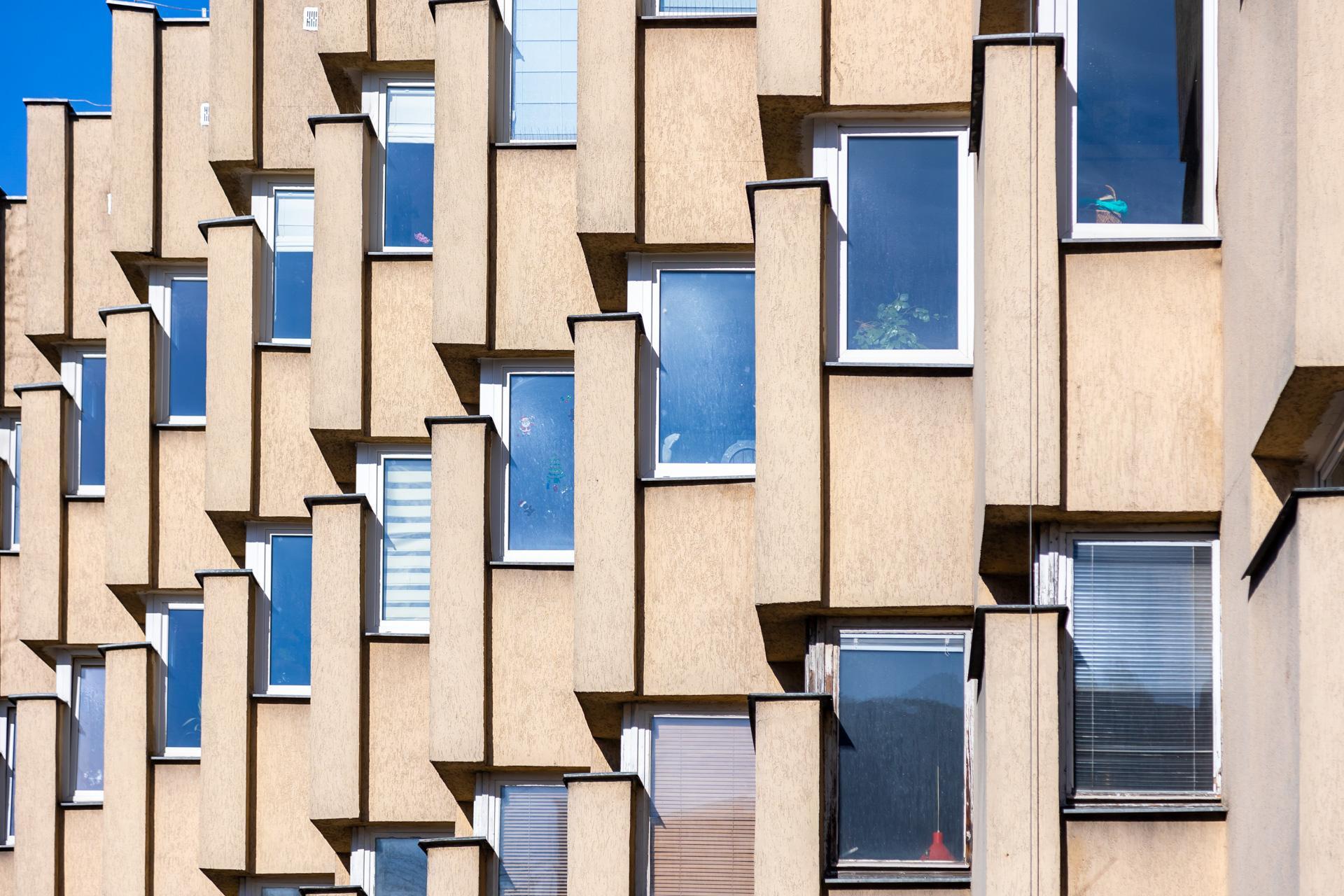 Blok PRL na ul. Koziej 9 - zobacz budynek, który z zmienia się wraz z punktem widzenia