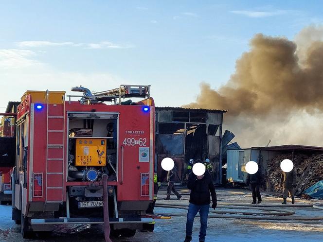 Pożar hali w Ambrożowie. Na miejscu strażacy z całego powiatu
