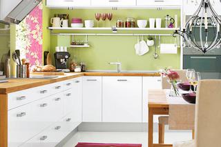 Zielone i różowe ściany w białej kuchni