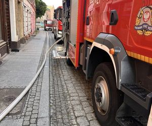 Pożar w Jaworze. Strażacy i policjanci uratowali mężczyznę z zadymionego mieszkania