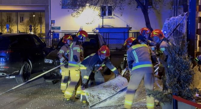 Warszawa. Totalna demolka. Audi wjechało w restaurację 