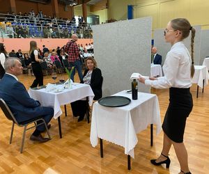 Znamy wyniki Mistrzostw Młodych Kelnerów. Zwyciężyła uczennica siedleckiej „Samochodówki”