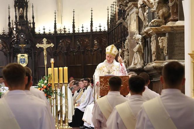 Nowi księża w diecezji tarnowskiej. 14 mężczyzn przyjęło święcenia kapłańskie