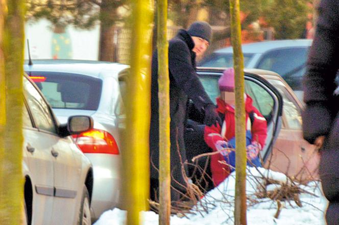 Jacek Cichocki służbową limuzyną wozi dzieci do szkoły