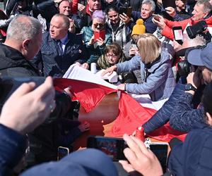 Najdłuższa flaga narodowa w Polsce mierzy ponad 2 km 700 metrów. To nowy rekord Polski!