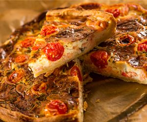 Tarta na cieście francuskim z wędzonym łososiem, mozzarellą i pomidorami