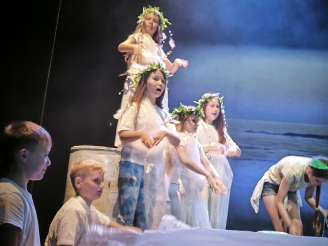 Spektakl na zakończenie warsztatów teatralnych w Teatrze Miejskim w Lesznie