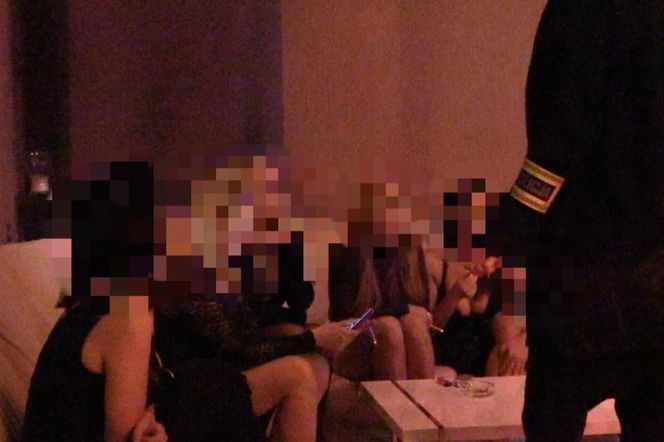 Rodzina z Warszawy zatrzymana za sutenerstwo. Seksualne pracownice, euro i dolary w agencjach towarzyskich