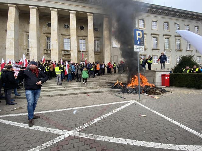 Protest rolników we Wrocławiu. Strajk wymyka się spod kontroli. Urząd Wojewódzki obrzucany jajkami