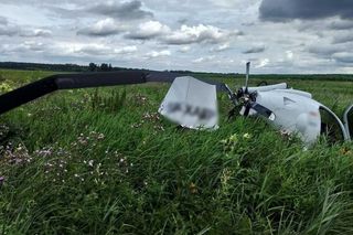 Wypadek pod Łodzią. Wiatrakowiec runął na ziemię. LPR zabrało mężczyznę [ZDJĘCIA].