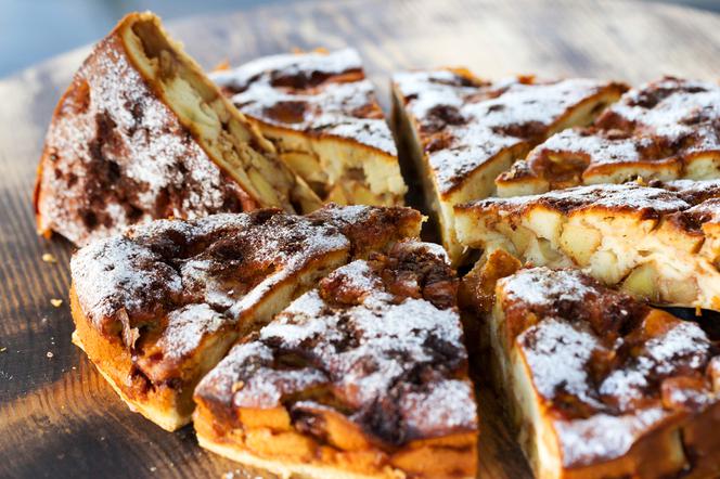 Ciasto z jabłkami i rodzynkami: przepyszna szarlotka sycylijska