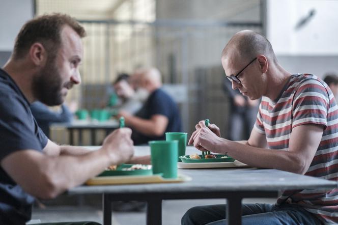 Pułapka 2 sezon odc. 1. Dariusz Tyniec "Bestia" (Jacek Beler), Czarny (Leszek Lichota)