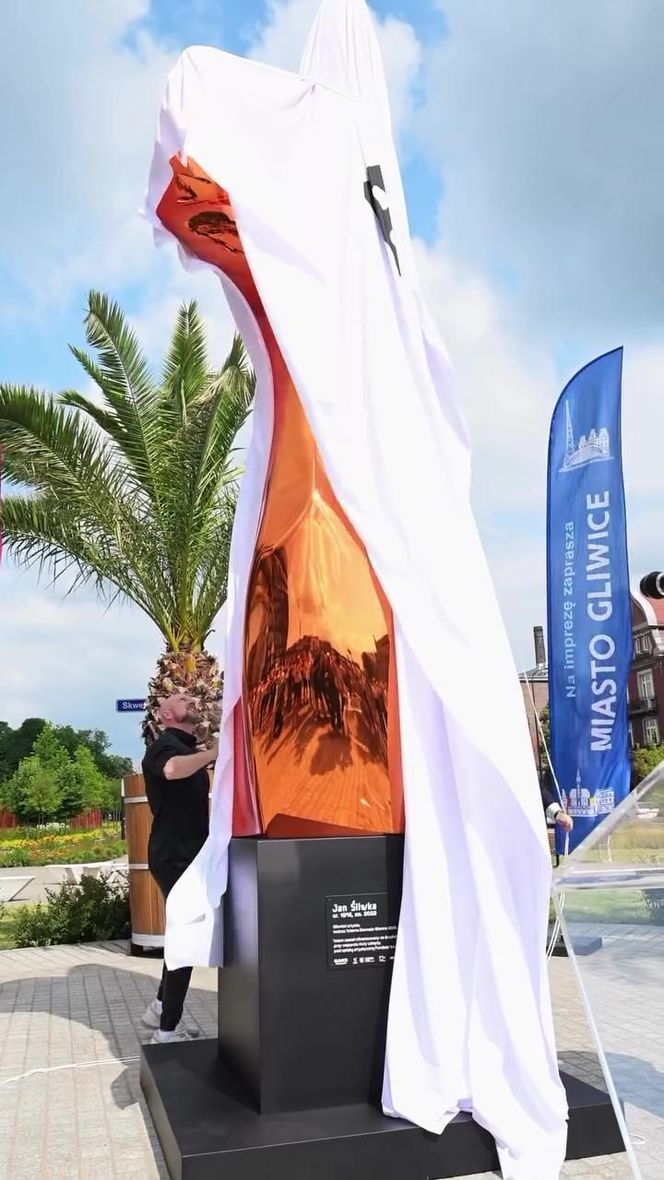Gigantyczny złoty "lajk" stanął w centrum Gliwic. Zainaugurowano festiwal Biennale Gliwice