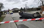 Radomsko. Kapliczka kompletnie zniszczona. Szokujący wypadek. Policja poszukuje mężczyzny z renaulta [ZDJĘCIA]