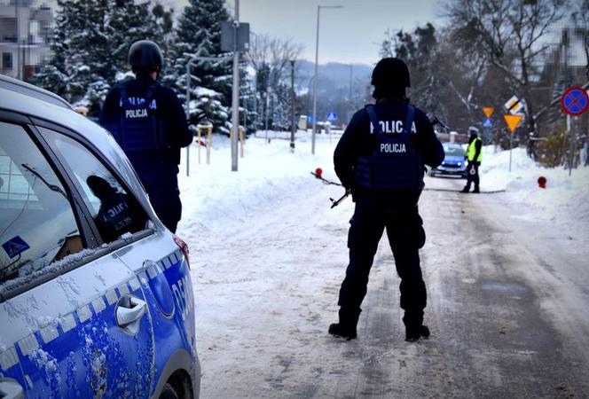 Tego się nie spodziewaliście. W tym lokalu wyborczym policja usuwała bombę! [ZDJĘCIA]