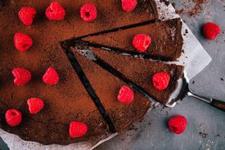 Wegańskie ciasto czekoladowo-kawowe. Przepis na obłędny deser bez pieczenia
