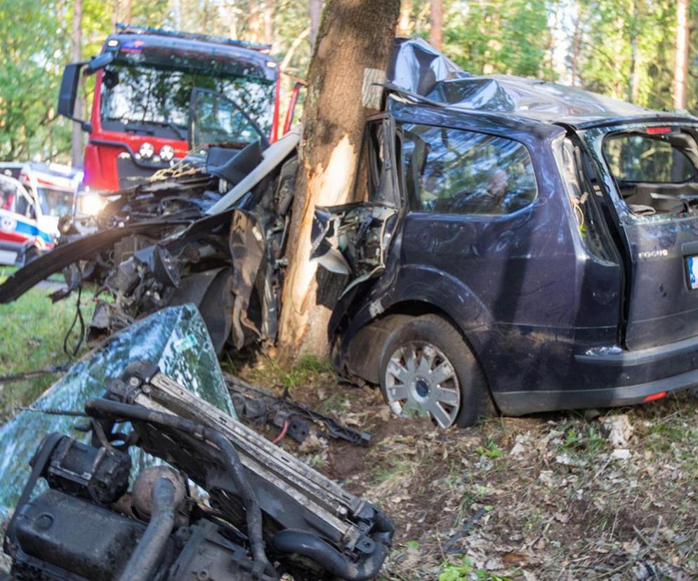 Śmiertelny wypadek pod Piłą. 20-latek z pasażerami huknęli w drzewo [ZDJĘCIA].