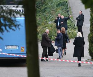 Posłowie PiS jechali autokarem a Kaczyński limuzyną