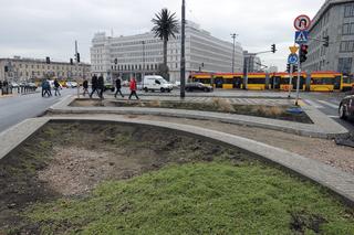 Rozgrzebane i źle oznakowane rondo de Gaulle'a. Drogowcy zapomnieli o swojej inwestycji?