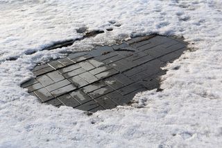 Nie posypuj kostki brukowej solą! Wyjaśniamy dlaczego