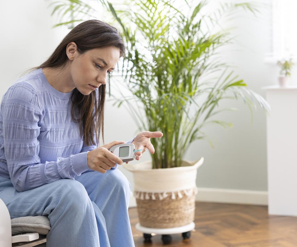 Kobieta mierzy poziom cukru we krwi