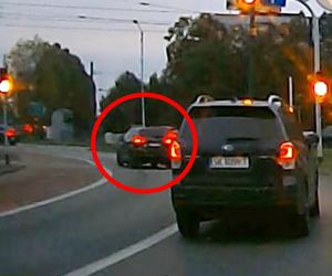 Niebezpieczny rajd kierowcy na rondzie w Katowicach