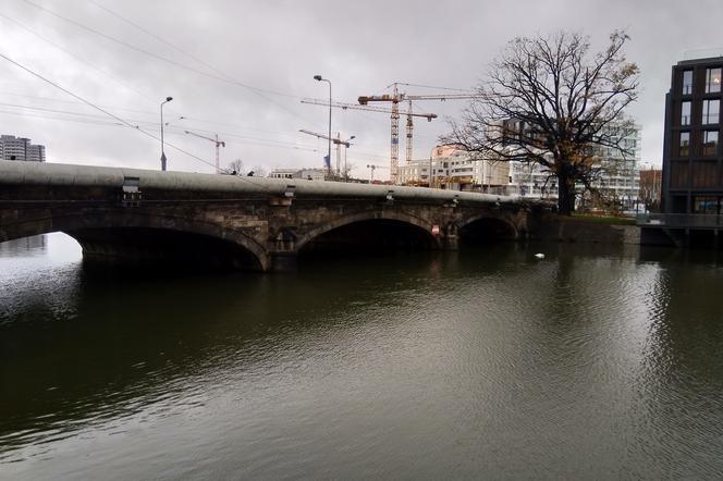 Zniknie, ale później niż powinna. Miasto odstąpiło od umowy z firmą, która miała schować rurę z Mostu Pomorskiego pod dno rzeki