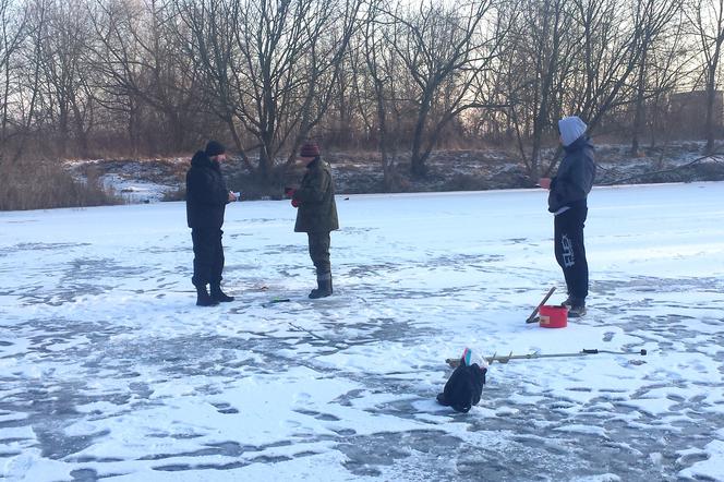 Policja poucza wędkarzy o zachowaniu bezpieczeństwa na akwenach