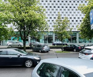 Dom handlowy Central, pokryty wklęsłymi łuskami z aluminium