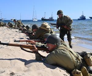 Turyści usłyszeli strzały, a czołgi wjechały na plaże. Zobaczcie zdjęcia z finałowej inscenizacji „Lądowanie na plaży”!