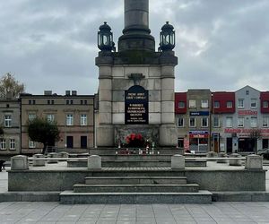 Alkohol uderzył do głowy. Zniszczył kwiaty i znicze w centrum Gostynia