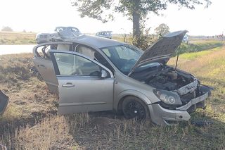 Śmiertelny wypadek pod Białą Podlaską. Opel wbił się w drzewo, kobieta zmarła w szpitalu