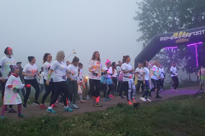 Uczestnicy przed biegiem brali udział w rozgrzewającej ZUMBIE