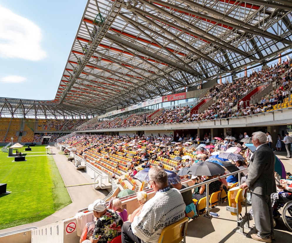 Białystok. Kongres Świadków Jehowy zgromadził tłumy na Stadionie Miejskim