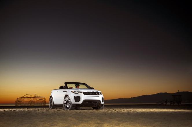 Dzieczyna Bonda Naomie Harris pozuje z Range Roverem Evoque kabrio