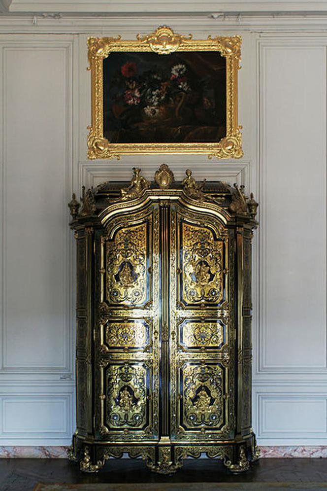 Szafa w stylu Ludwika XIV. Mebel zdobiony markieterią Bulle'a.