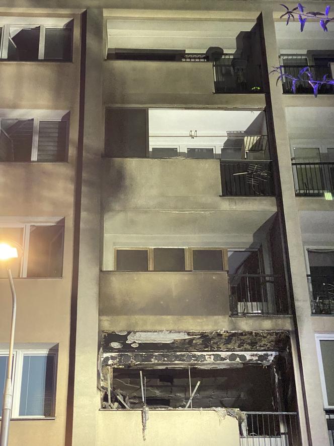 Gigantyczny pożar na Powiślu. Spłonęło mieszkanie w bloku. Jedna osoba trafiła do szpitala