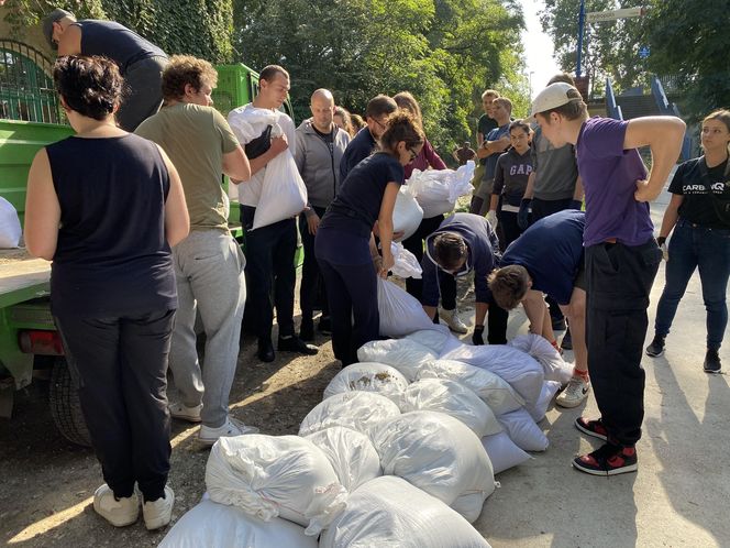 Sytuacja powodziowa we Wrocławiu: Mieszkańcy razem ratują wrocławskie zoo. "Nie chodzi tylko o zwierzęta"