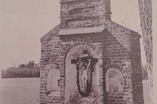 To jedna z najstarszych kapliczek warmińskich. Wyróżnia ją nietypowa architektura