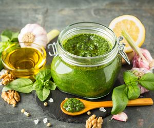 Pesto na zimę: zakręcony przepis na 1 l  gotowego krio-sosu z bazylii