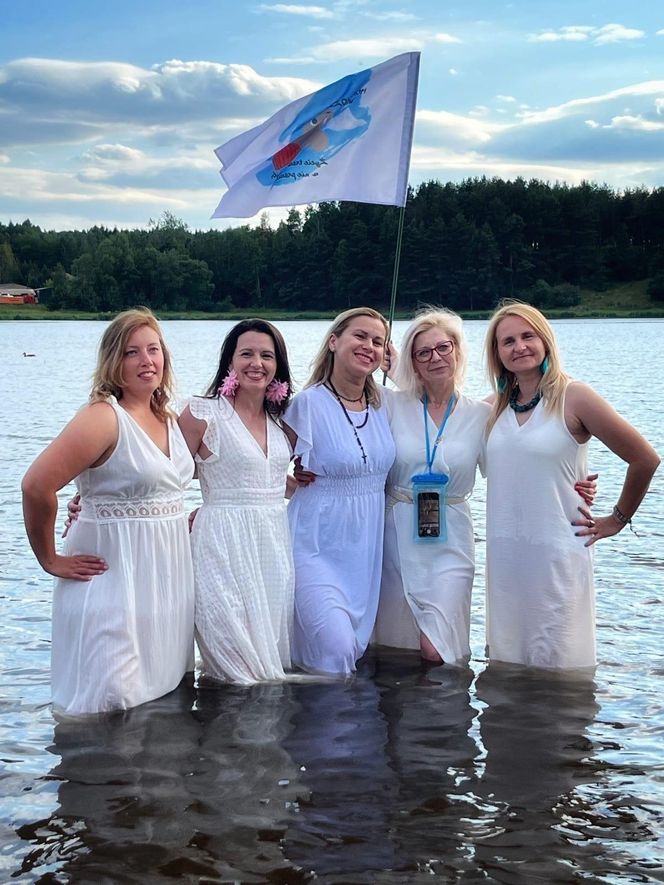 Wyjątkowe „Morsowe Wianki” ekipy "Mors Może Więcej" nad zalewem w Wąchocku. Było magicznie