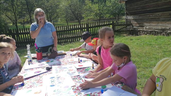 Warsztaty ludowej wycinanki w radomskim skansenie