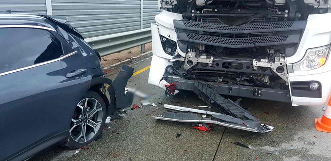 Śmiertelny wypadek na A1 pod Piotrkowem Trybunalskim! 49-latka nie przeżyła uderzenia tira [ZDJĘCIA]