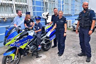 Wyjątkowa wizyta 7-letniego bohatera. Lucjan pojawił się w Komendzie Miejskiej Policji w Toruniu