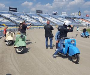 Osy kręciły kółka na stadionie żużlowym w Lesznie. Ogólnopolski zlot skuterów Osa Osieczna-Leszno 