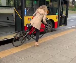  Awantura o przewóz roweru w autobusie w Warszawie. Kierowca nie wpuścił rowerzystki w ulewę. „Jest pani młoda, ma pani siłę, żeby jechać na rowerze”