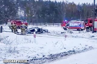 Trzebiszewo: Wypadek na przejeździe kolejowym. Kierowca w ciężkim stanie [ZDJĘCIA]