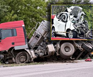 Makabra na drodze. Osobówka roztrzaskana, ciężarówka w rowie