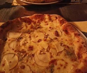 Pizza z gruszką, serem gorgonzola i miodem